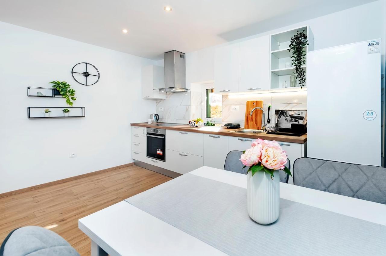 Otto Apartment With Sea View And Parking Rovinj Kültér fotó