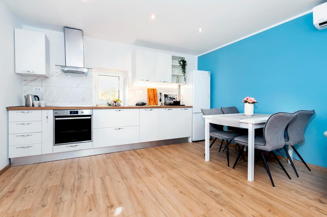 Otto Apartment With Sea View And Parking Rovinj Kültér fotó