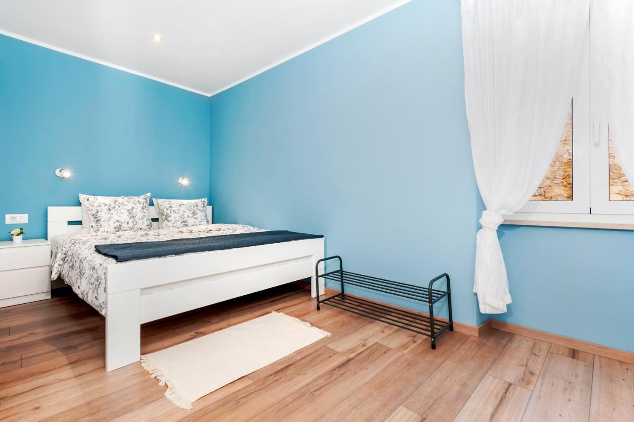 Otto Apartment With Sea View And Parking Rovinj Kültér fotó