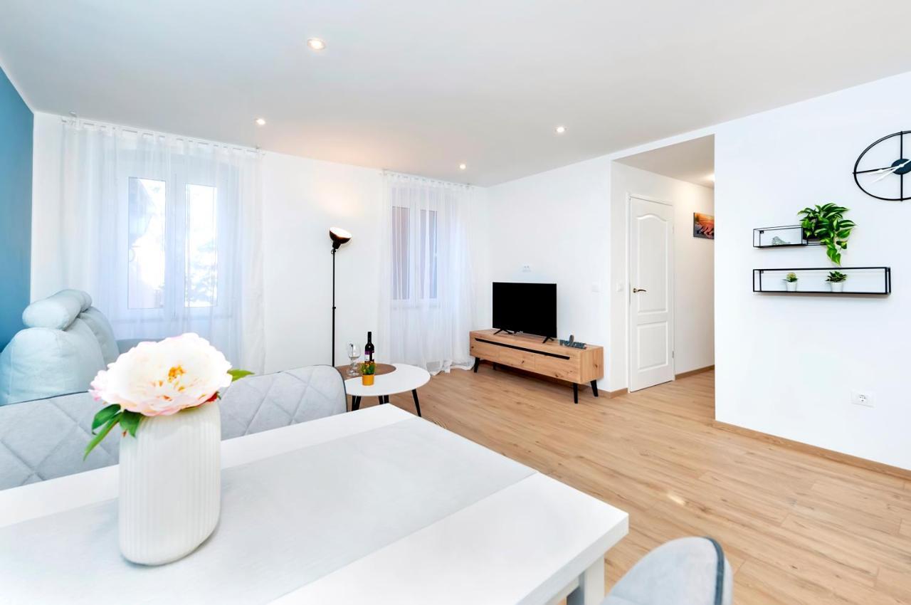 Otto Apartment With Sea View And Parking Rovinj Kültér fotó